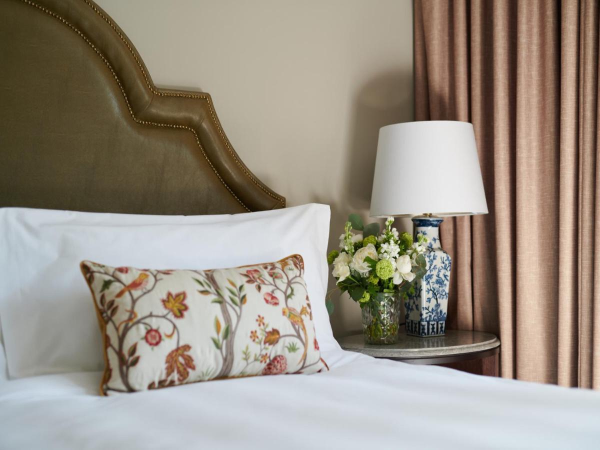 Carton House A Fairmont Managed Hotel Maynooth Extérieur photo A bed with a pillow